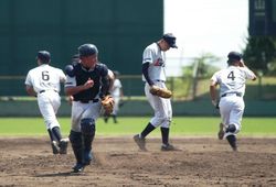 最終回、マウンドで声を掛け合ってから守備位置へ走る富山一の選手たち　DSC_1337