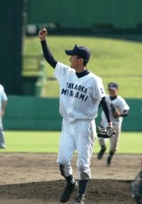 勝利を喜ぶ高岡南の笹島投手　DSC_0090