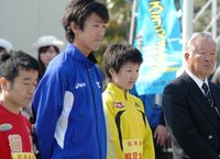 開会式で猫ひろしさん、西村哲生さんと並ぶ野尻さんDSC_0776